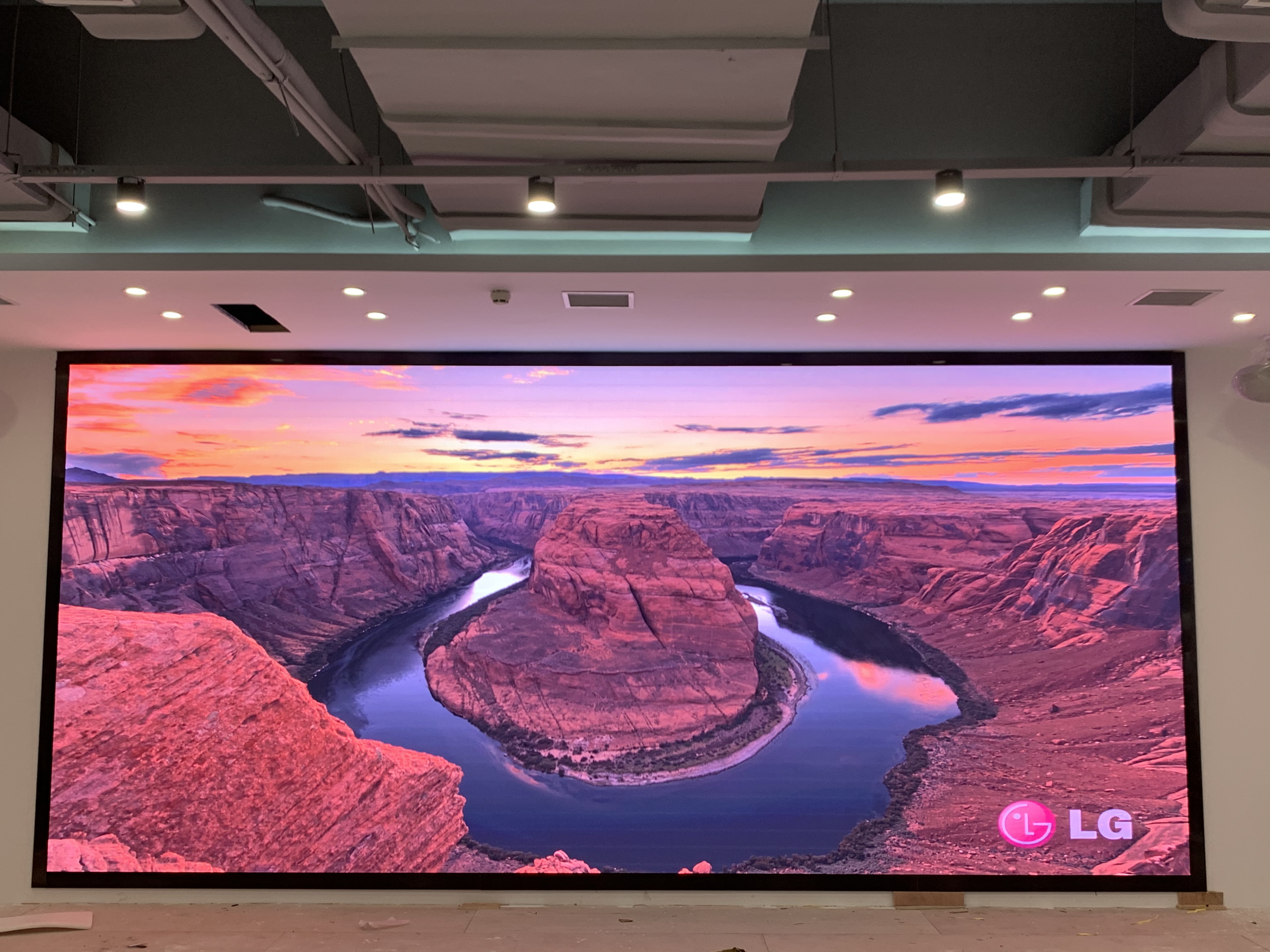 早高峰地鐵站LED廣告機VS紙質廣告：300人路過，誰能讓抬頭率從5%飆升到82%？”