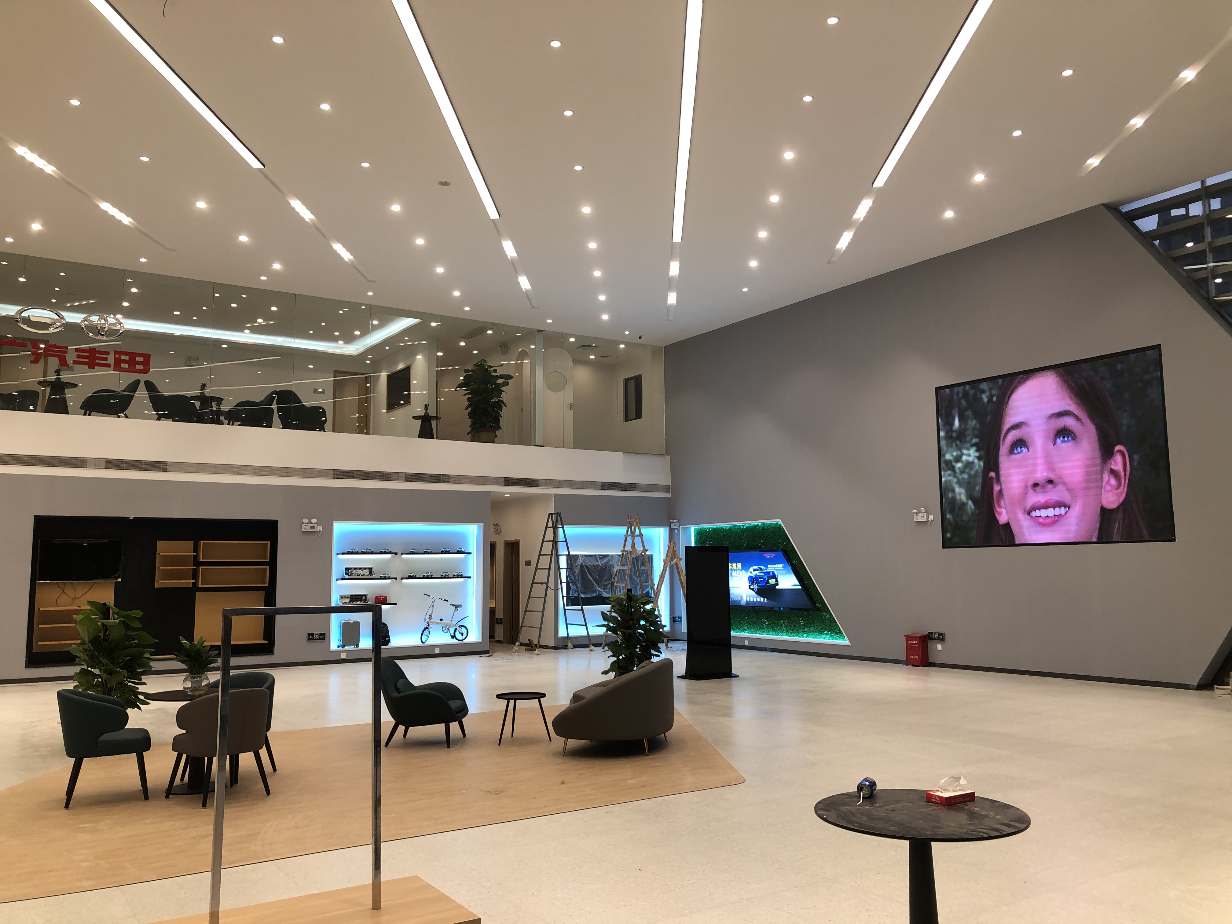 店員瘋狂發傳單，顧客卻頭也不抬？LED廣告機‘強制吸睛’的5個心機設計”