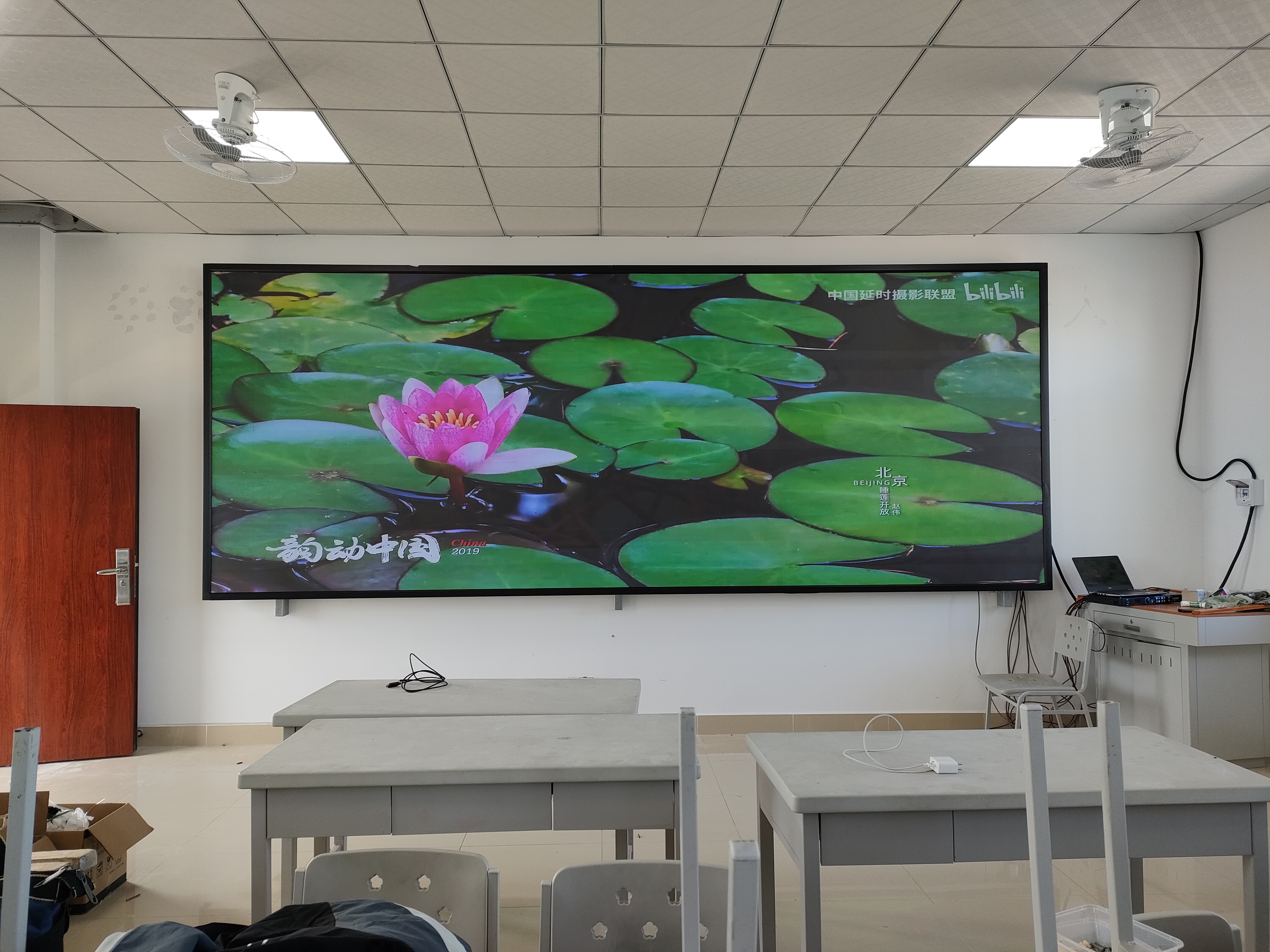 戶外屏長(zhǎng)期暴露在陽光下，怎樣防止外殼老化和屏幕褪色？